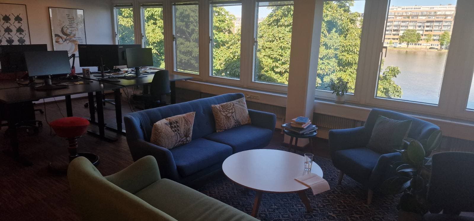 Kontor med udsigt over søerne